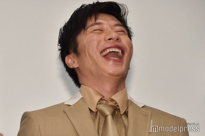 いっぱい笑う田中圭(C)モデルプレス