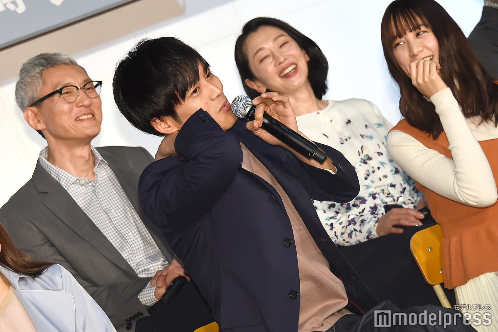 何食わぬ顔で教室に入る松坂桃李／バレンタインデーのエピソードを再現 （C）モデルプレス