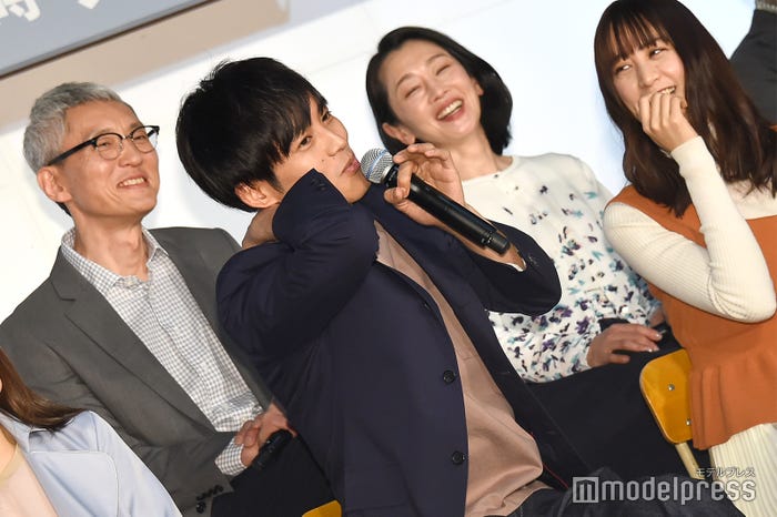 何食わぬ顔で教室に入る松坂桃李/バレンタインデーのエピソードを再現 (C)モデルプレス