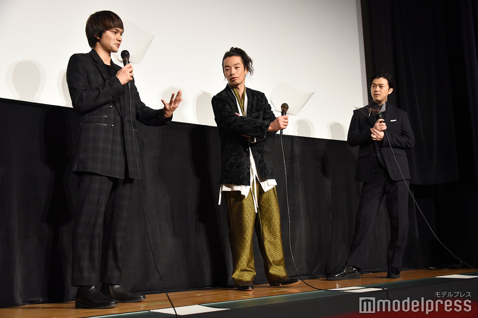 大きい手を見せる北村匠海 （C）モデルプレス