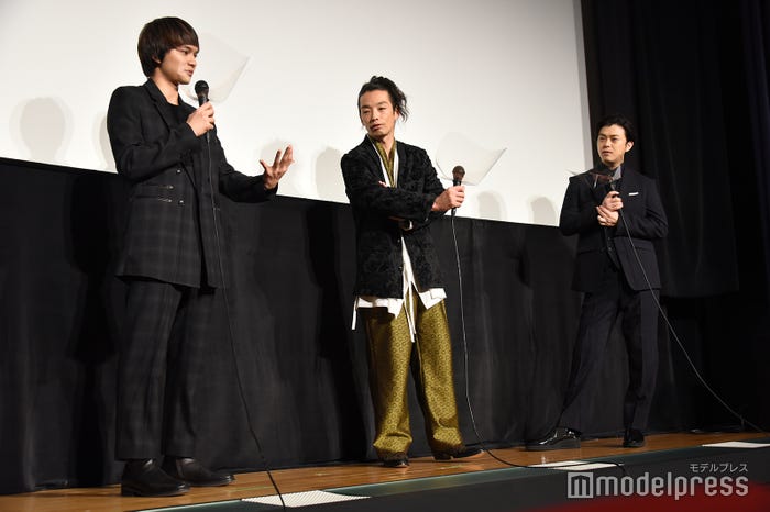 大きい手を見せる北村匠海 (C)モデルプレス
