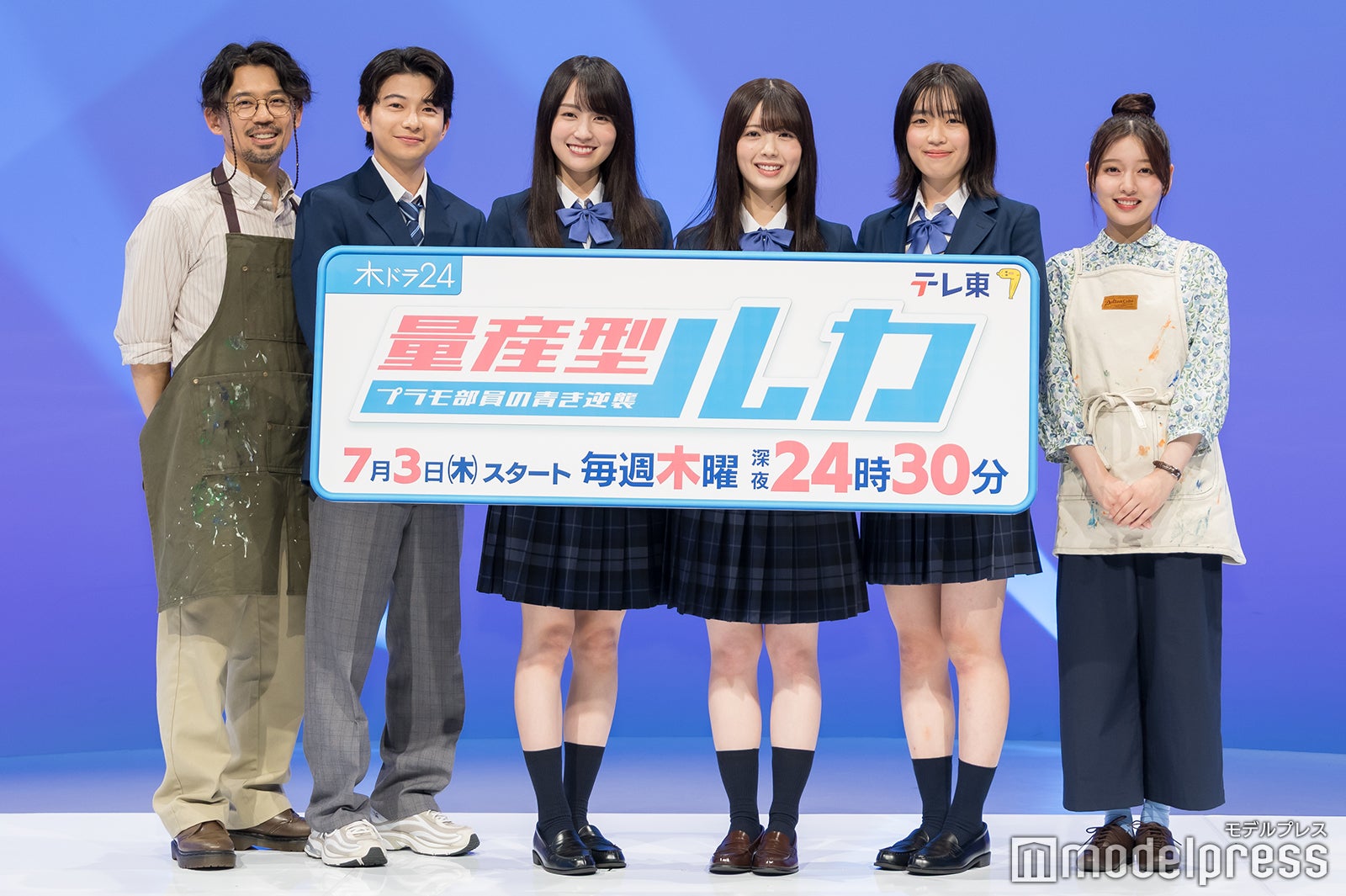 （左から）岡田義徳、山崎竜太郎、賀喜遥香、筒井あやめ、小林桃子、尾本侑樹奈（C）モデルプレス