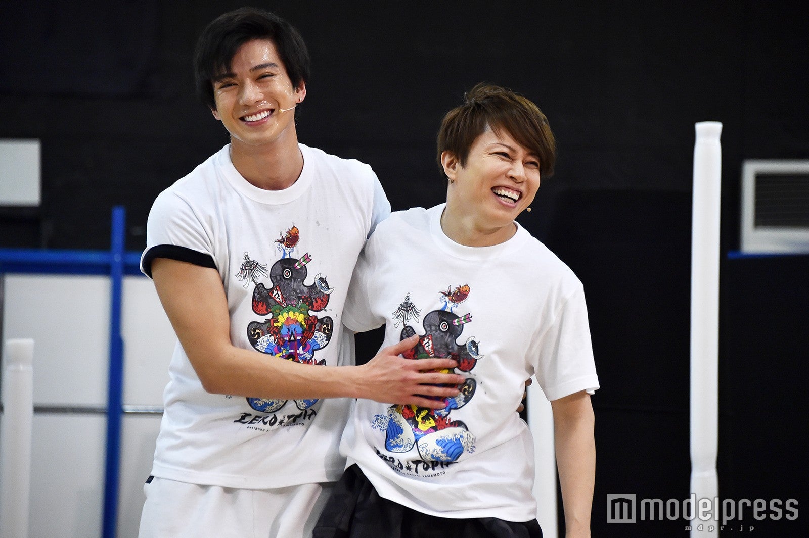 公開稽古を終え、じゃれ合う西川貴教と新田真剣佑 （C）モデルプレス