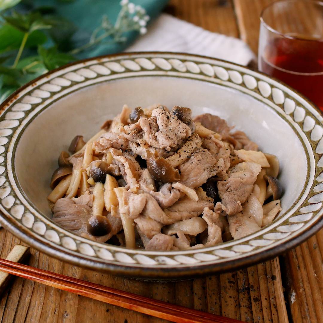 ご飯がすすむ!豚肉としめじのバタポン炒め