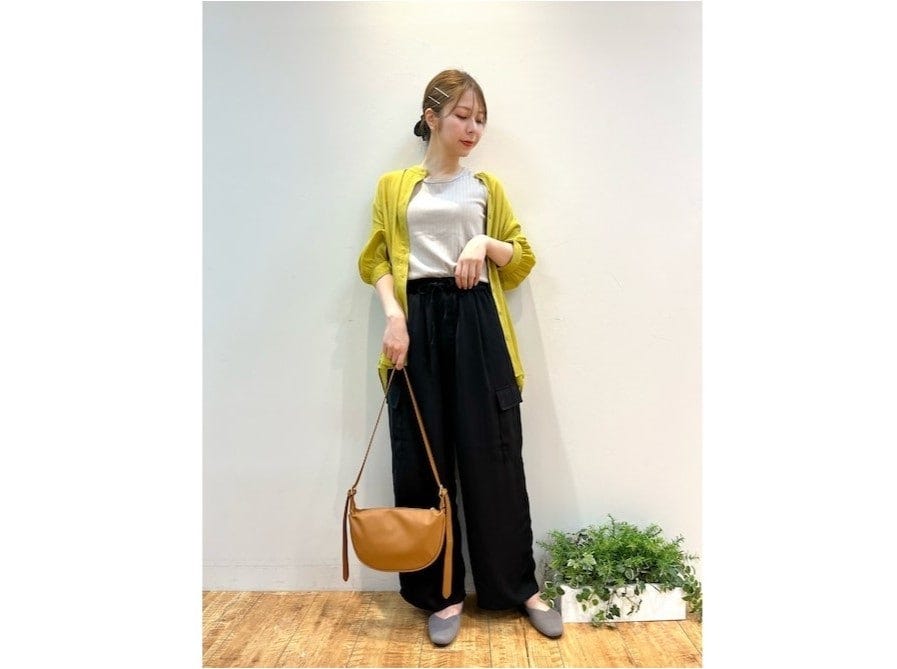 斜めがけも肩かけもできる、シンプルなワンショルダーバッグが人気　出典：WEAR