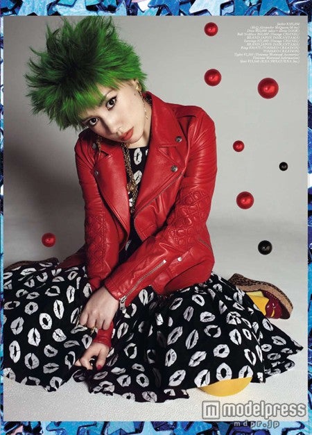 グリーンウィッグが印象的な仲里依紗（「Mgirl」2013SS号）画像提供：MATOI PUBLISHING inc.