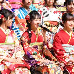 大盛真歩（中央）2020年AKB48グループ成人式記念撮影会（C）AKS