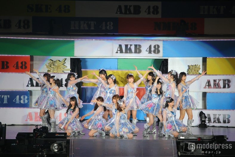 「高嶺の林檎」をパフォーマンス／（C）AKS