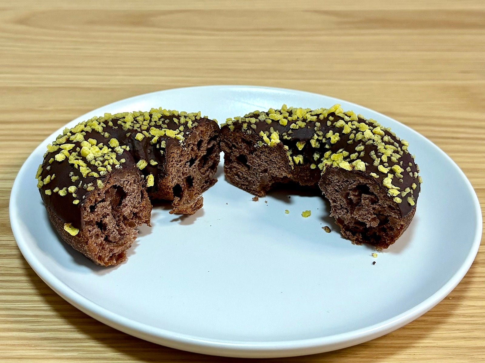 チョコの味わいが濃厚なケーキドーナツ。スヌーピーもコミックの中で食べているかも!? ※筆者撮影