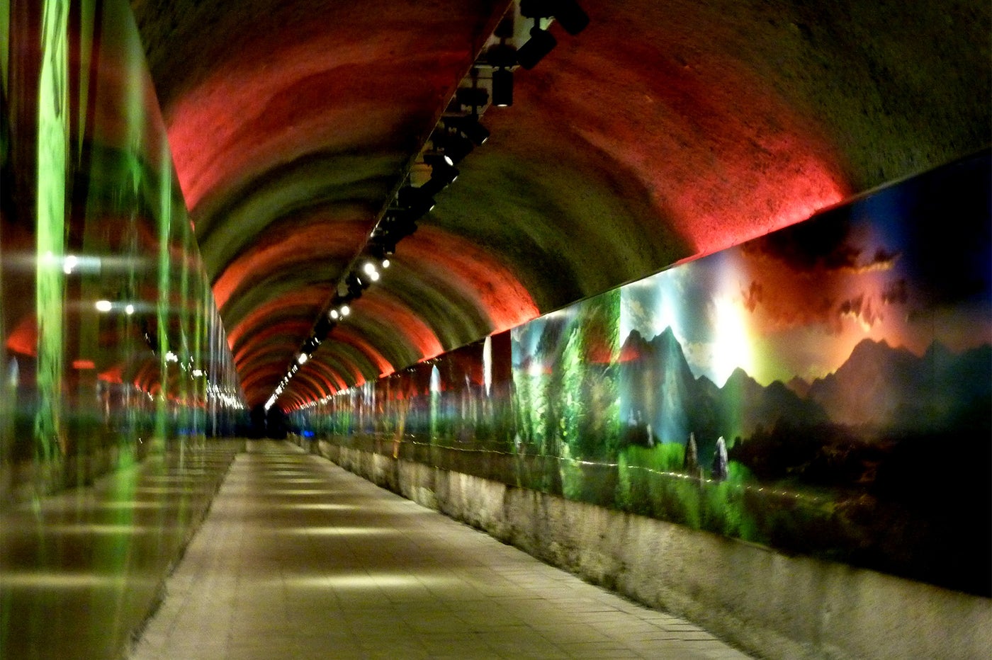 3億年のタイムトンネルはまるでアートのストリート／提供画像 （C）モデルプレス