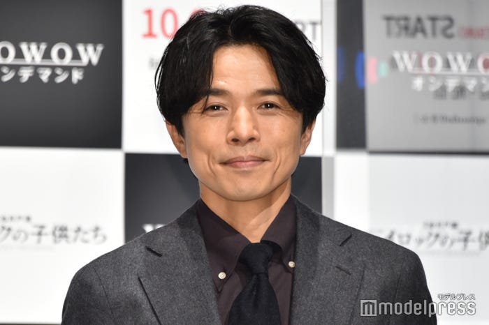 共演者にお酒をプレゼントする井ノ原快彦 (C)モデルプレス