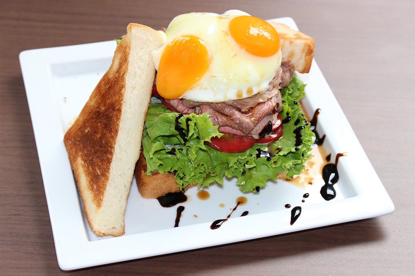 和牛ローストビーフのオープンサンド／画像提供：俺の株式会社