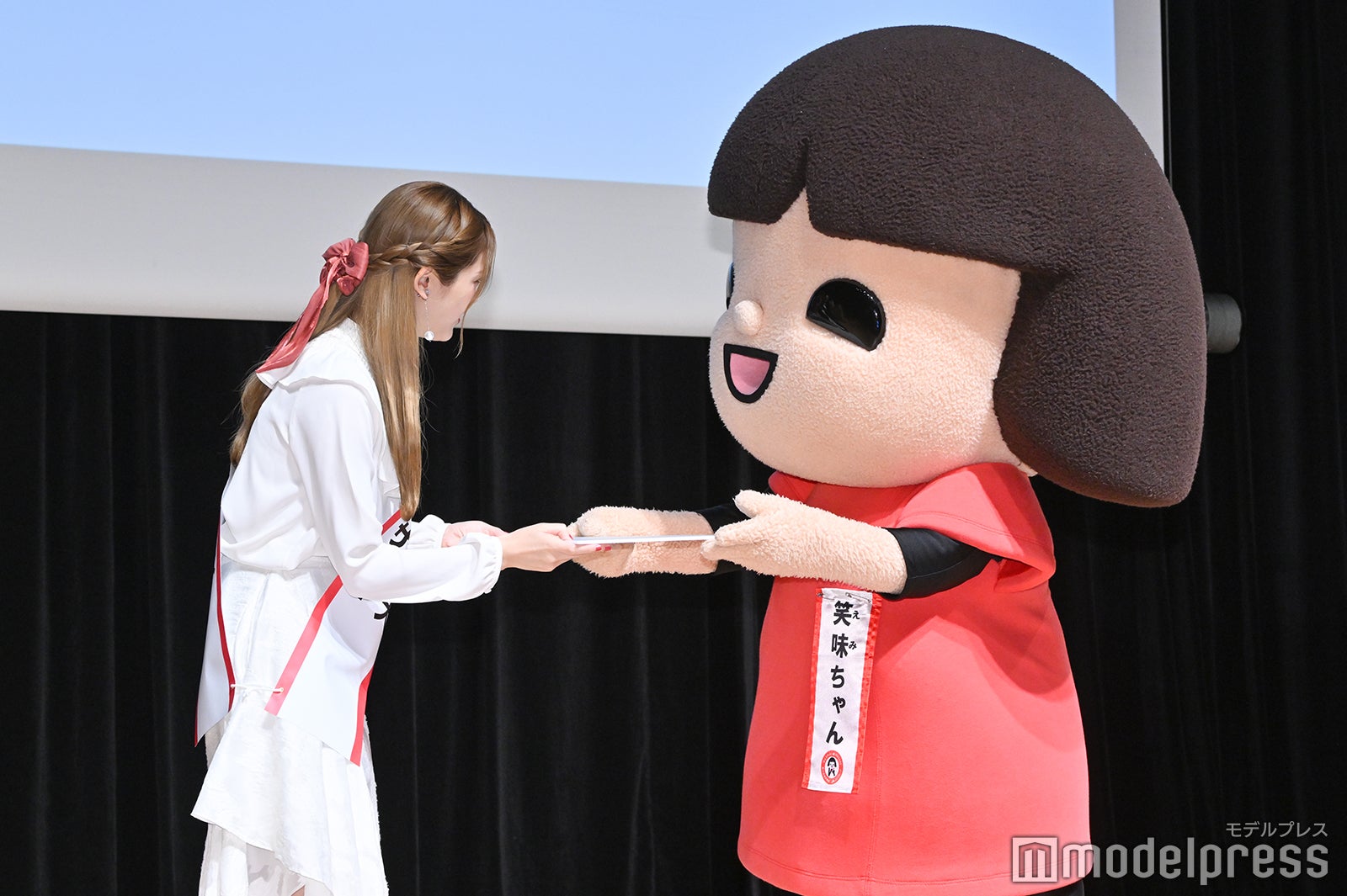 笑味ちゃんから合否結果を渡される松村沙友理 （C）モデルプレス