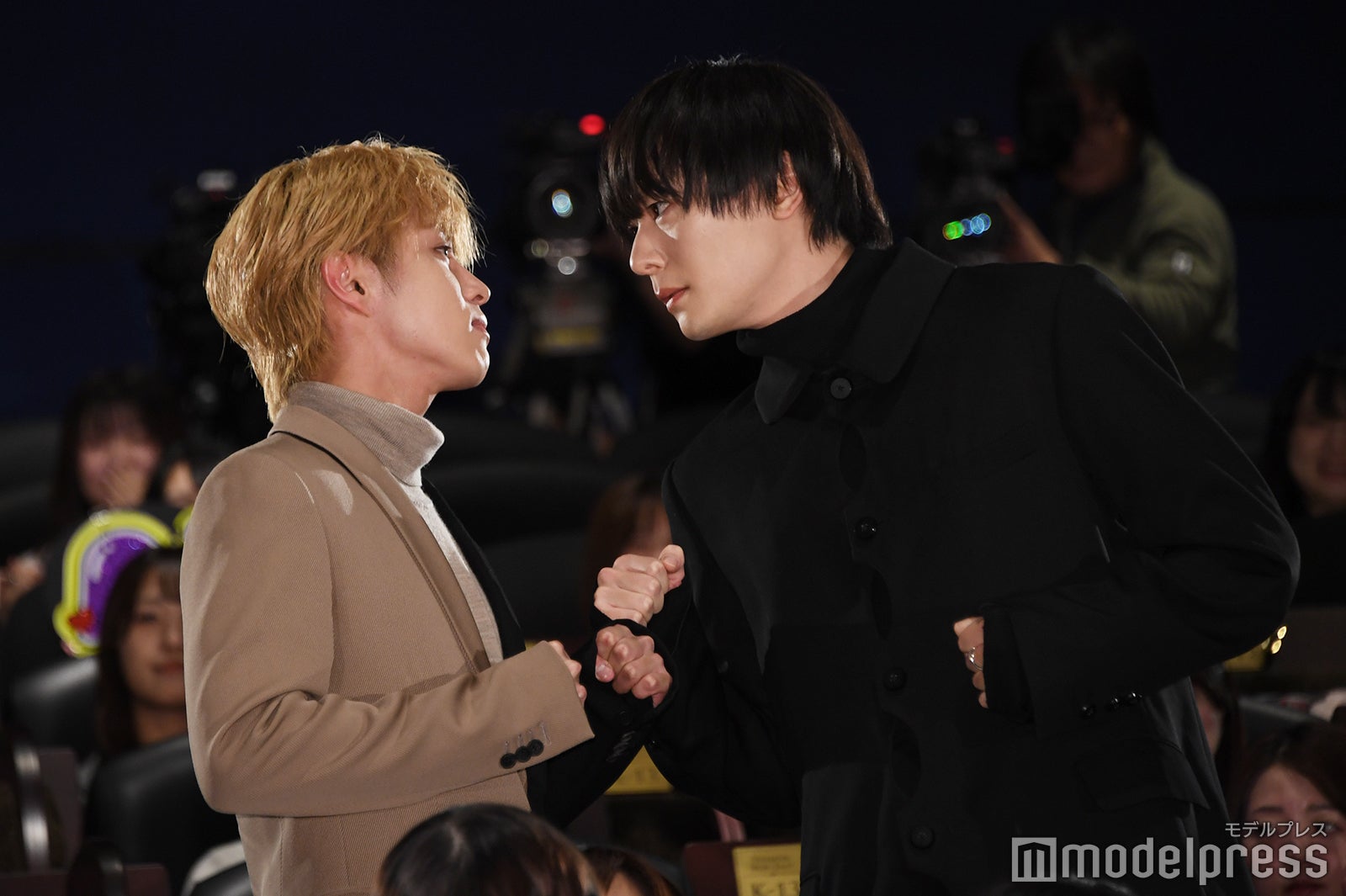 喧嘩ポーズを決める醍醐虎汰朗＆犬飼貴丈（Ｃ）モデルプレス