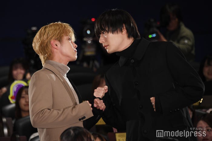喧嘩ポーズを決める醍醐虎汰朗&犬飼貴丈(C)モデルプレス