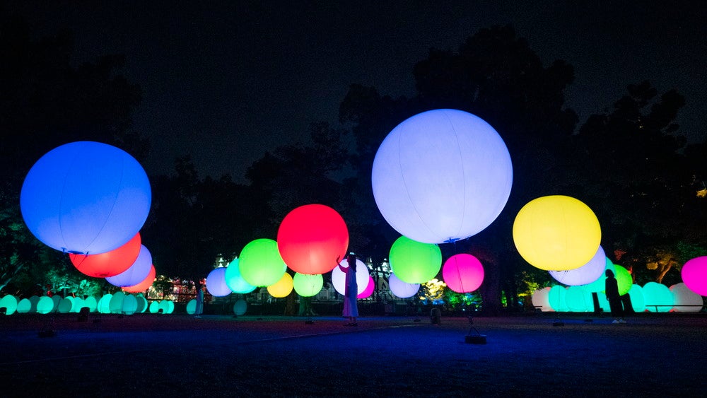 浮遊する、呼応する球体 ／画像提供：チームラボ