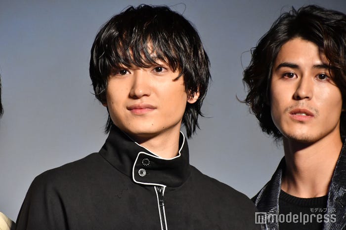 (左から)金子大地、寛一郎 (C)モデルプレス
