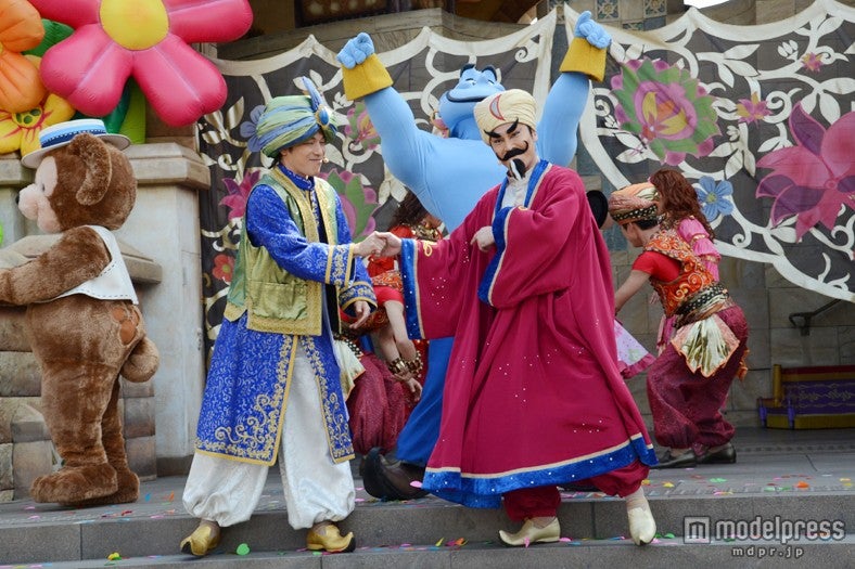 ディズニーシー、ミニショー「スプリングタイム・サプライズ」／マジシャンたちの共同マジック