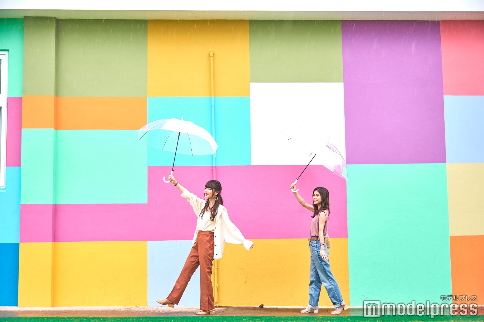 モザイクの壁がとびきりキュート！おもちゃの世界にいるみたい（C）モデルプレス