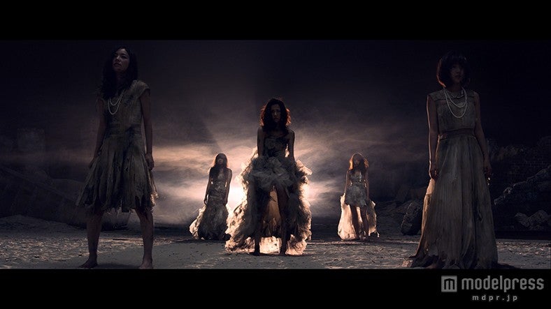 AKB48『僕たちは戦わない』MV場面写真（C）AKS