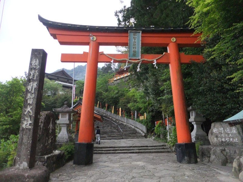 熊野那智大社の鳥居。 鳥居の先の石段の上に本殿があります（2013年4月撮影）