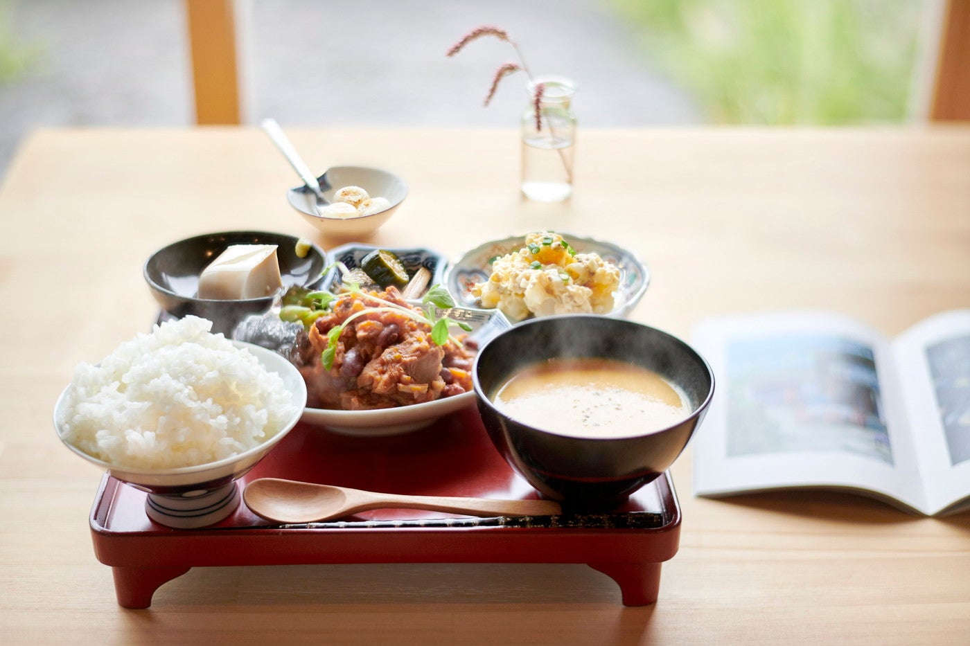 地元食材を使った人気のランチ。売り切れる可能性があるので予約がおすすめ／提供画像