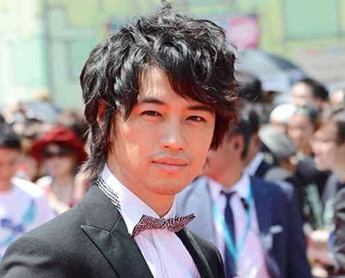 斎藤工に観客絶叫 沖縄国際通りレッドカーペットに登場