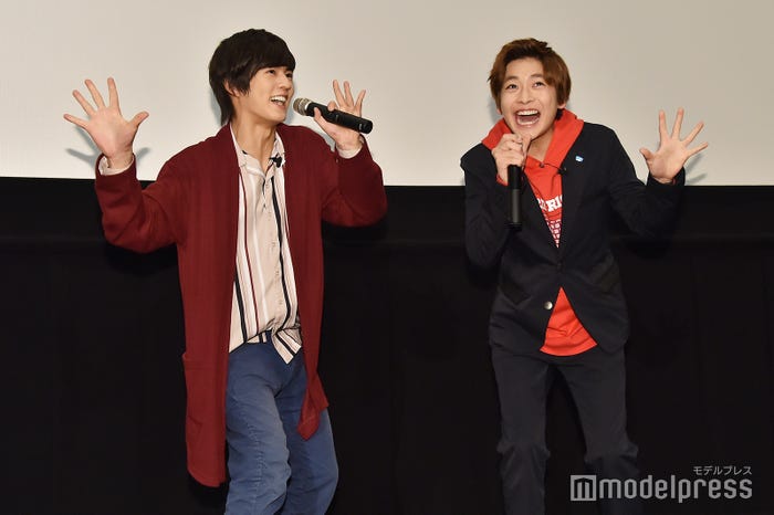 「僕たちが大晦日に食べるラーメンは~!?はい!おお!味噌か~!!」と元気いっぱいに登場した奥野壮、高橋文哉(C)モデルプレス