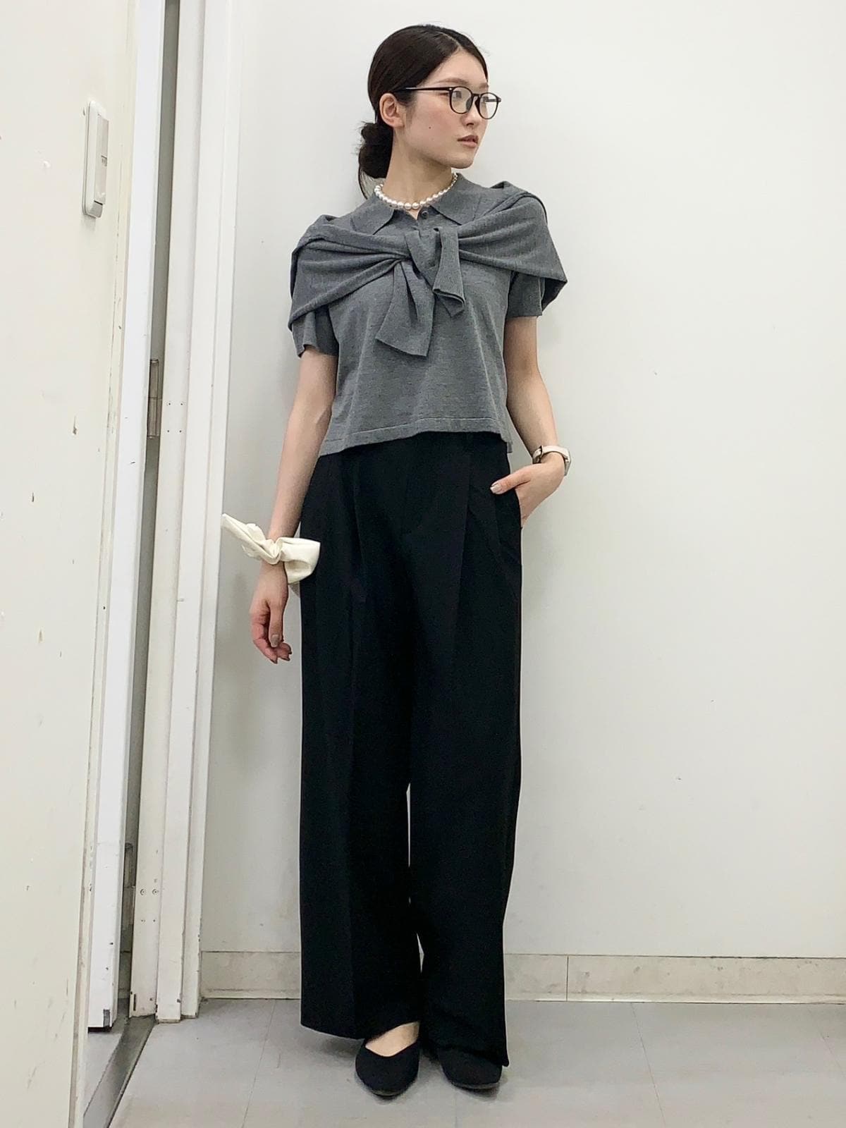 同じグレーのカーディガンを肩に巻いて 出典:StyleHint