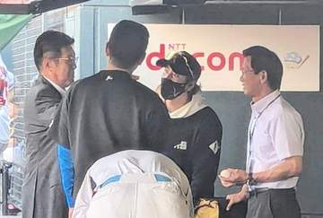 日本ハム・新庄監督 広島のレジェンドOB投手2人を質問攻め？にこやかに談笑