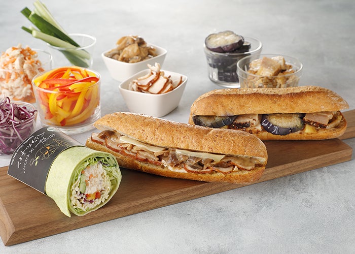 サラダラップ ベジタブルチキン\420、石窯フィローネ スモークチキンきのこ \480、石窯フィローネ ローストポーク \460 ／画像提供：スターバックス コーヒー ジャパン