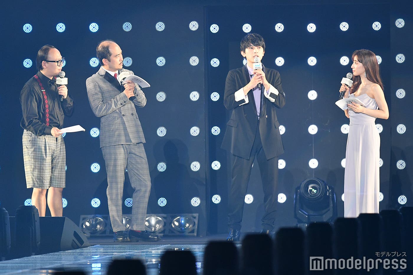 (左から)トレンディエンジェル(たかし、斎藤司)、吉沢亮、田中みな実(C)モデルプレス