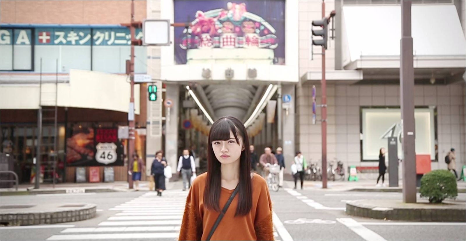 中井りか と ロス・インディオス「抱いてやっちゃ桜木町」MVより（提供写真）