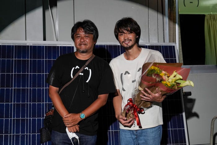 (左から)城定秀夫、磯村勇斗(C)山本直樹・小学館/「ビリーバーズ」製作委員会