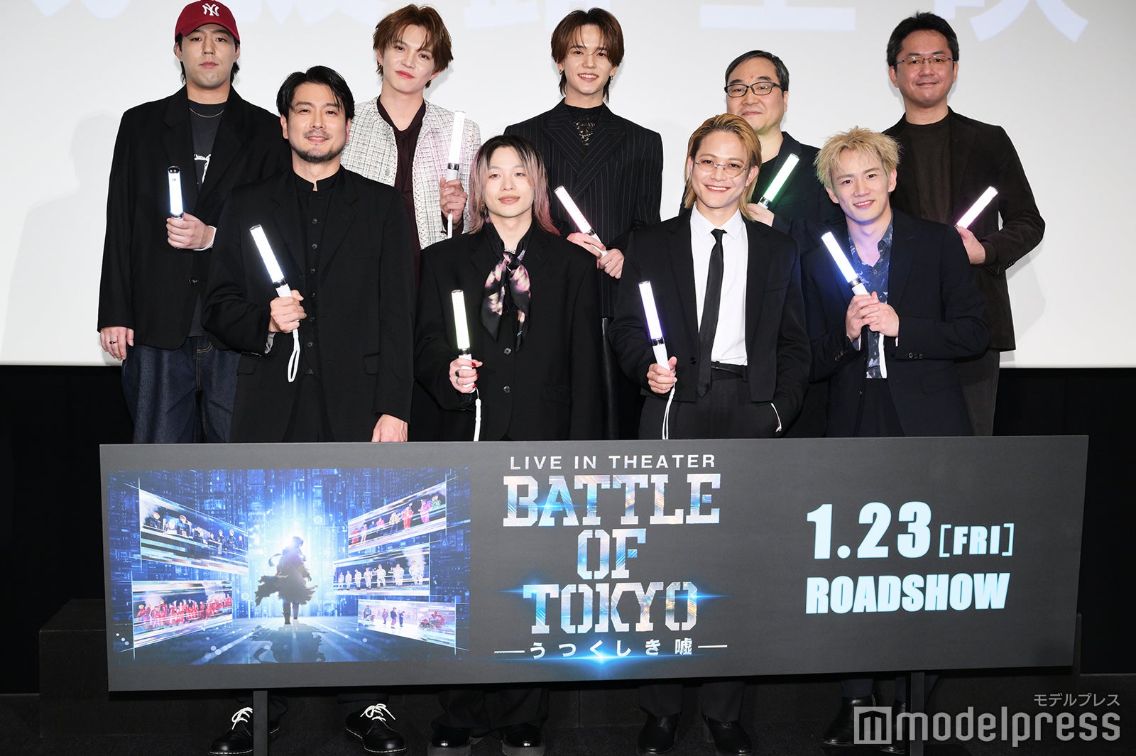 （後列左から）世界、佐藤大樹、中島颯太、佐藤大、月島総記（前列左から）平沼紀久監督、山本彰吾、岩谷翔吾、浦川翔平（C）モデルプレス