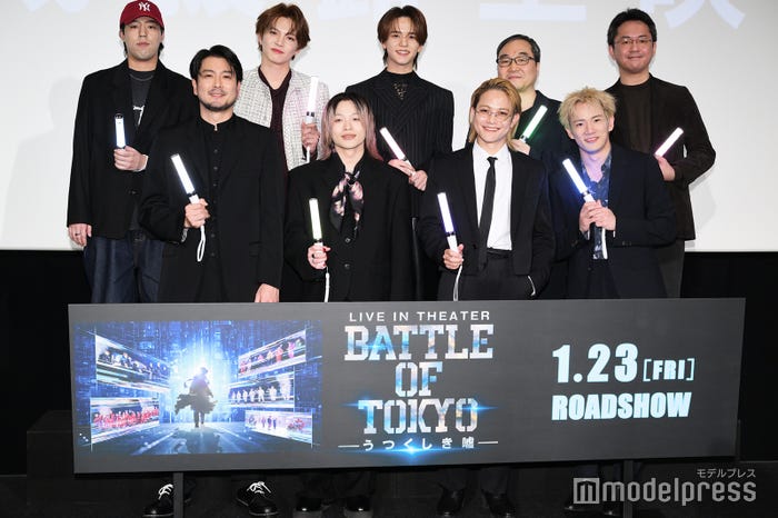 (後列左から)世界、佐藤大樹、中島颯太、佐藤大、月島総記(前列左から)平沼紀久監督、山本彰吾、岩谷翔吾、浦川翔平(C)モデルプレス