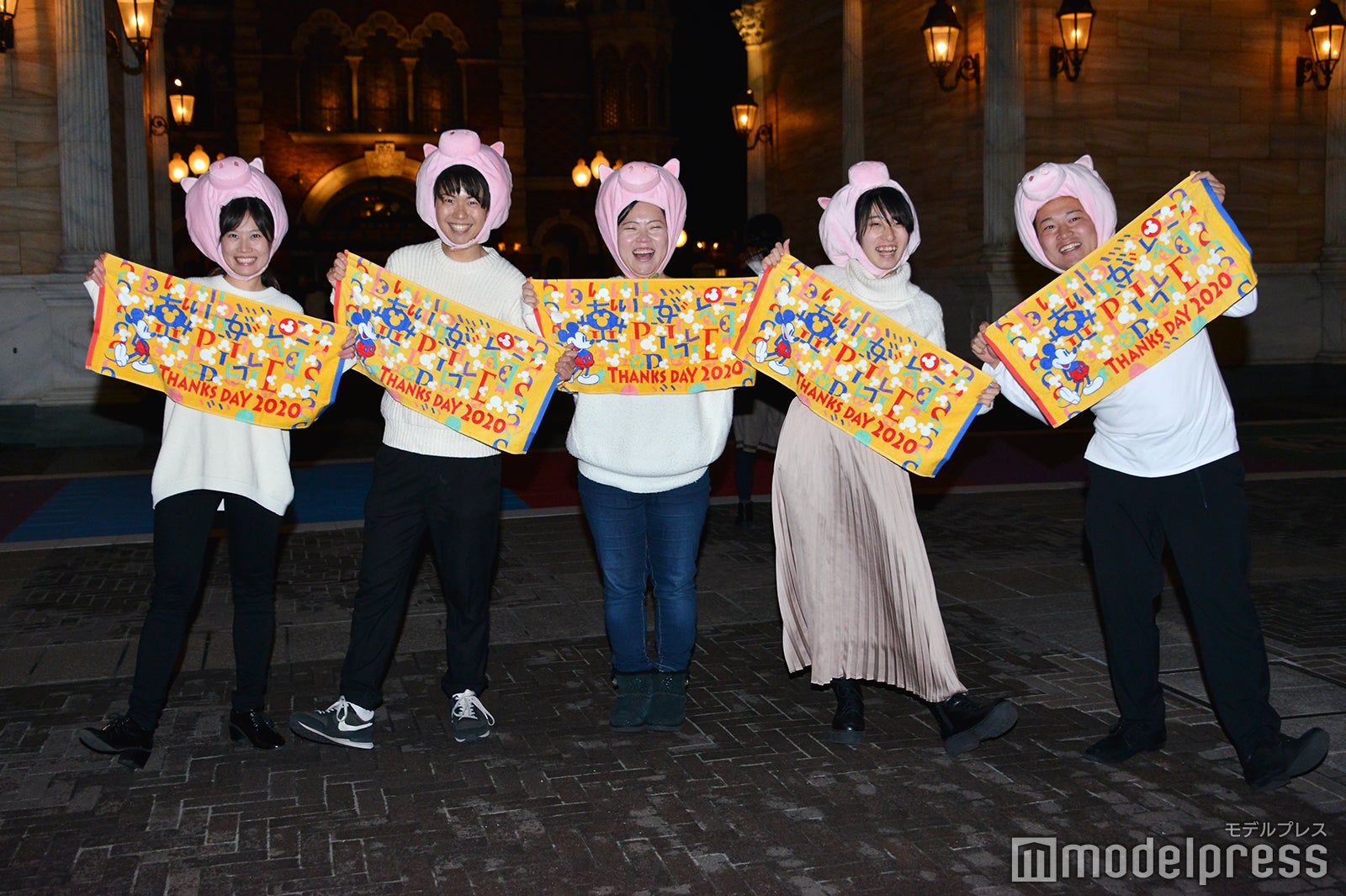 この日のためにデザインされたタオルを持って写真撮影に応じてくれた参加者たち／「サンクスデー」より（C）モデルプレス（C）Disney