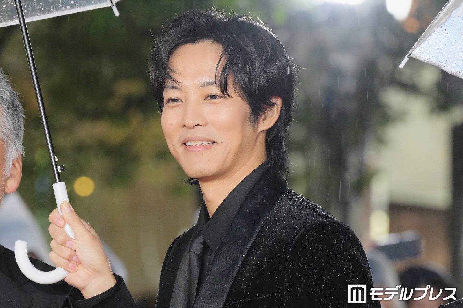 松坂桃李、ベロアのブラックスーツ着こなし 監督をスマートにエスコート【第39回東京国際映画祭】