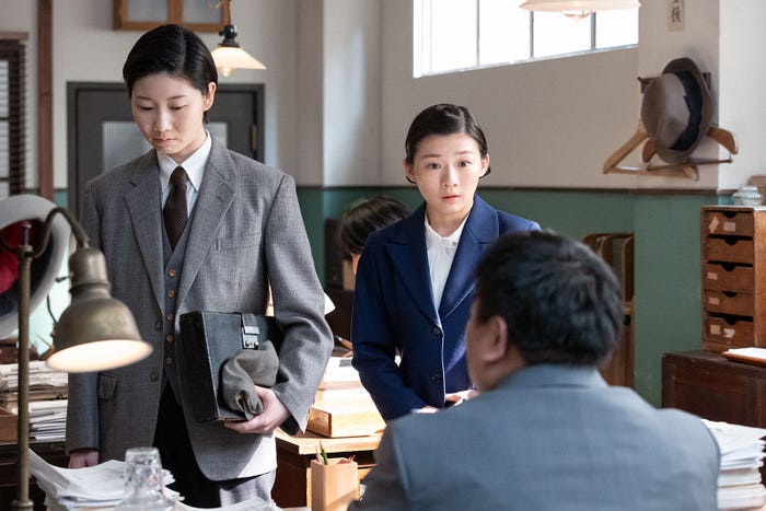 土居志央梨、伊藤沙莉 「虎に翼」第32話(C)NHK