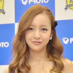 板野友美 22歳バースデーに前田敦子 篠田麻里子らからメッセージ モデルプレス