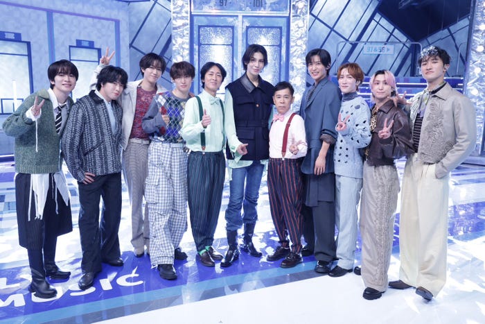 Snow Man×ナインティナイン/(左から)深澤辰哉、宮舘涼太、阿部亮平、向井康二、矢部浩之、ラウール、岡村隆史、目黒蓮、渡辺翔太、佐久間大介、岩本照(C)フジテレビ