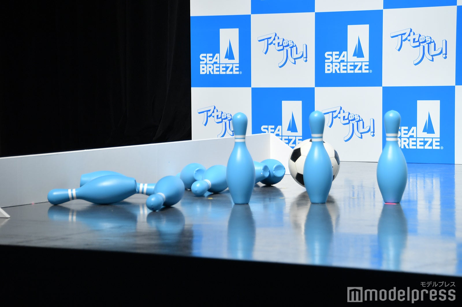 道枝駿佑が蹴ったサッカーボールと倒したピン7本（C）モデルプレス