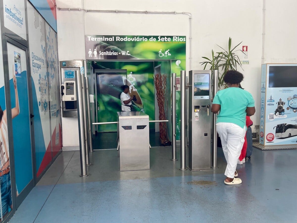 Sete Riosバスターミナルのトイレ。ゲートにスタッフがいるタイプ