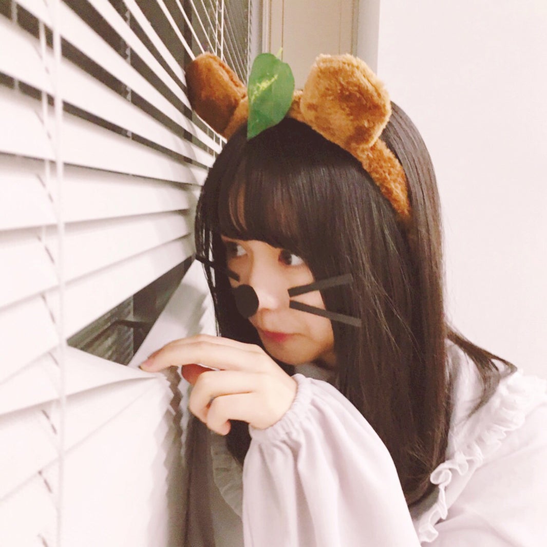 外を覗く長濱ねる／提供写真