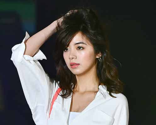 池田エライザ、ミニスカコーデで色気放つ 抜群美ボディに釘付け<GirlsAward 2016 S/S>