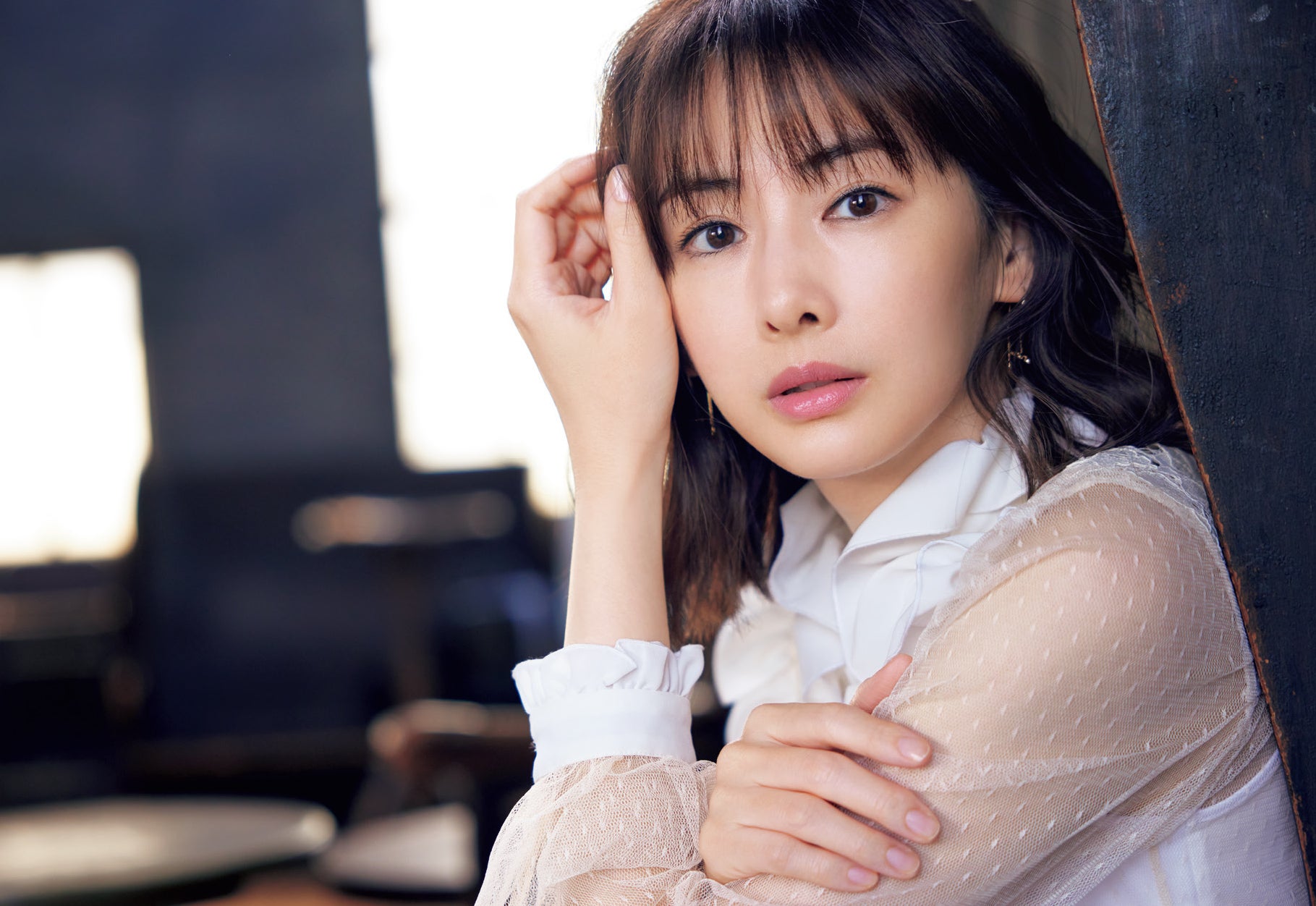 北川景子、12作目オフィシャルカレンダー決定 凛とした表情