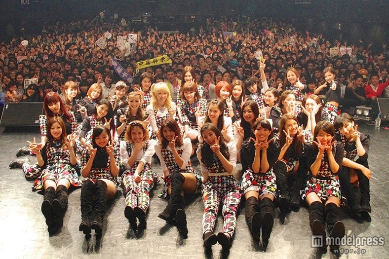 E-girls、キュートなパフォーマンスに1000人が興奮　新曲も初披露