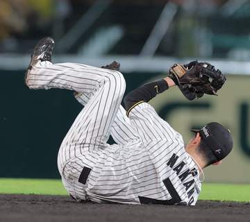 阪神・中野拓夢 超絶美技再び！ジャンプ一番で菊池のライナーをキャッチ 再三の好守で聖地沸かす