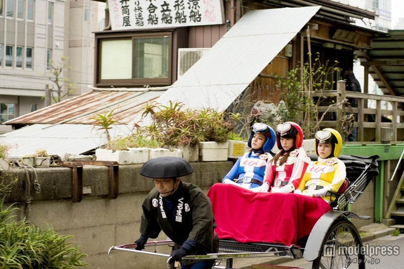 何故か人力車で移動中（C）2014「女子ーズ」製作委員会
