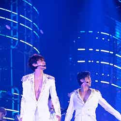 「東方神起 LIVE TOUR 2015 ～WITH～」東京ドーム公演を開催した東方神起（左から）チャンミン、ユンホ【モデルプレス】
